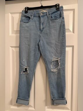 Women’s Levi’s soft stretch ripped jeans. 721 high-rise skinny ankle. Size 29